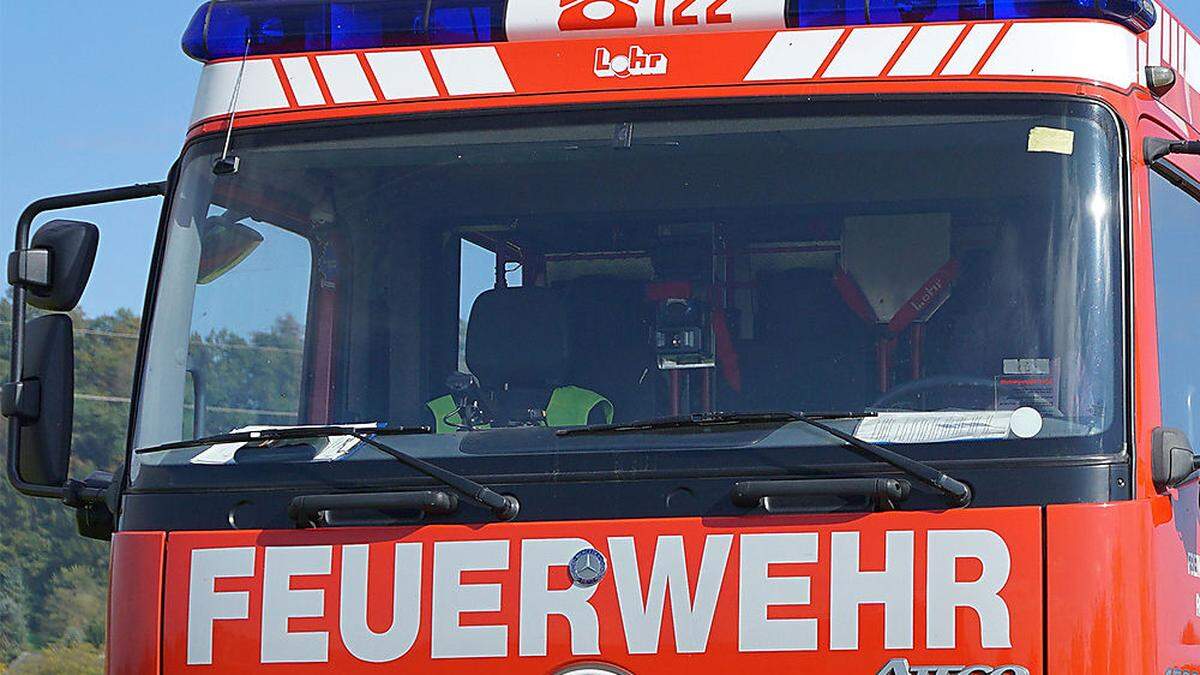 Die Feuerwehr Lödersdorf barg den Unfall-Pkw