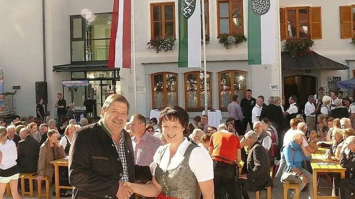 Peter Kern hat an Anita Feiner übergeben