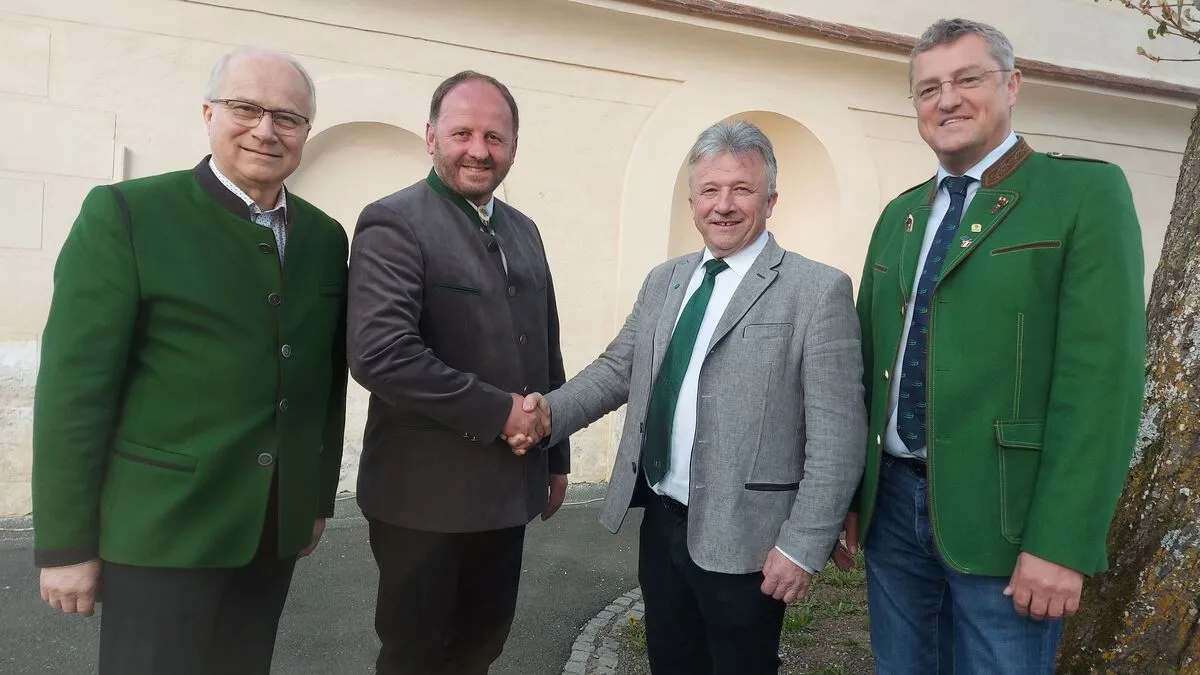 Landesrat Hans Seitinger, Neo-Bezirksobmann Herbert Lebitsch, sein Vorgänger Hubert Lang und Bauernbunddirektor Franz Tonner