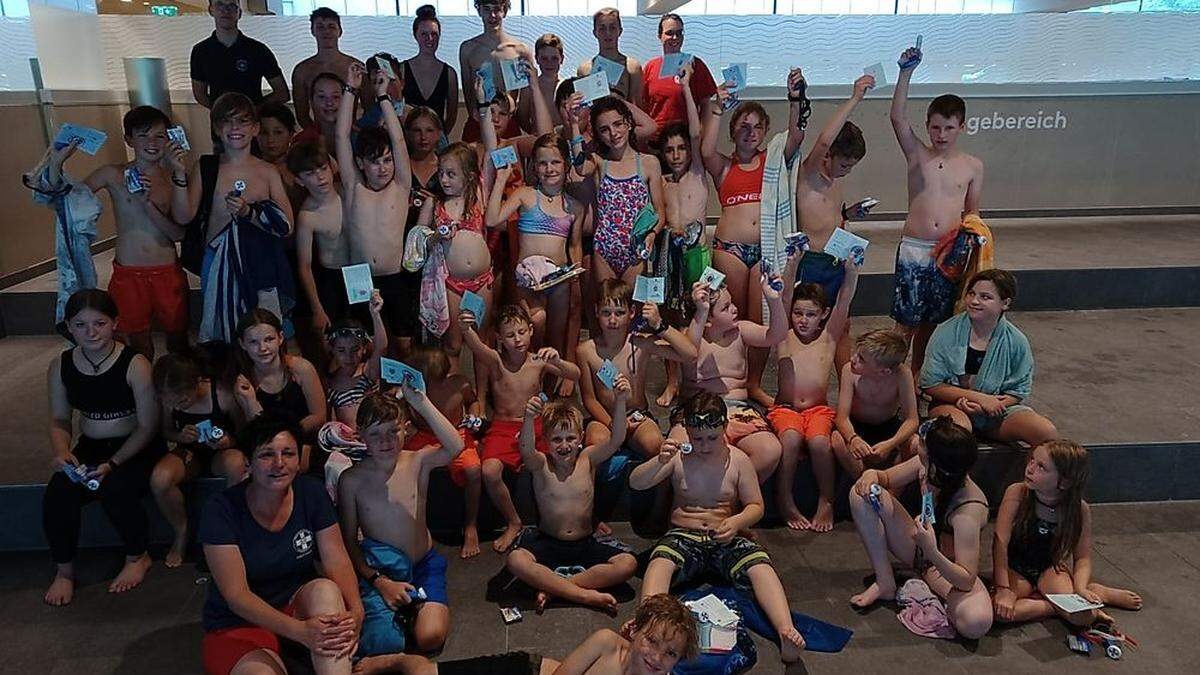 Jubelnde Kinder der Österreichischen Wasserrettung in Osttirol