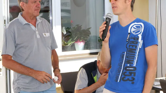 Der Wettbewerbsleiter Martin Huber und der "Wetterfrosch" Gerhard Hohenwarter beim Briefing vorm Cafe "Fly Inn" von Ljiljana "Lilly" Wintschnig am Flugpaltz in Feldkirchen.