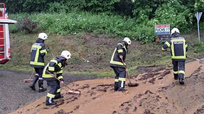 Die Feuerwehr reinigte die verschlammten Straßen