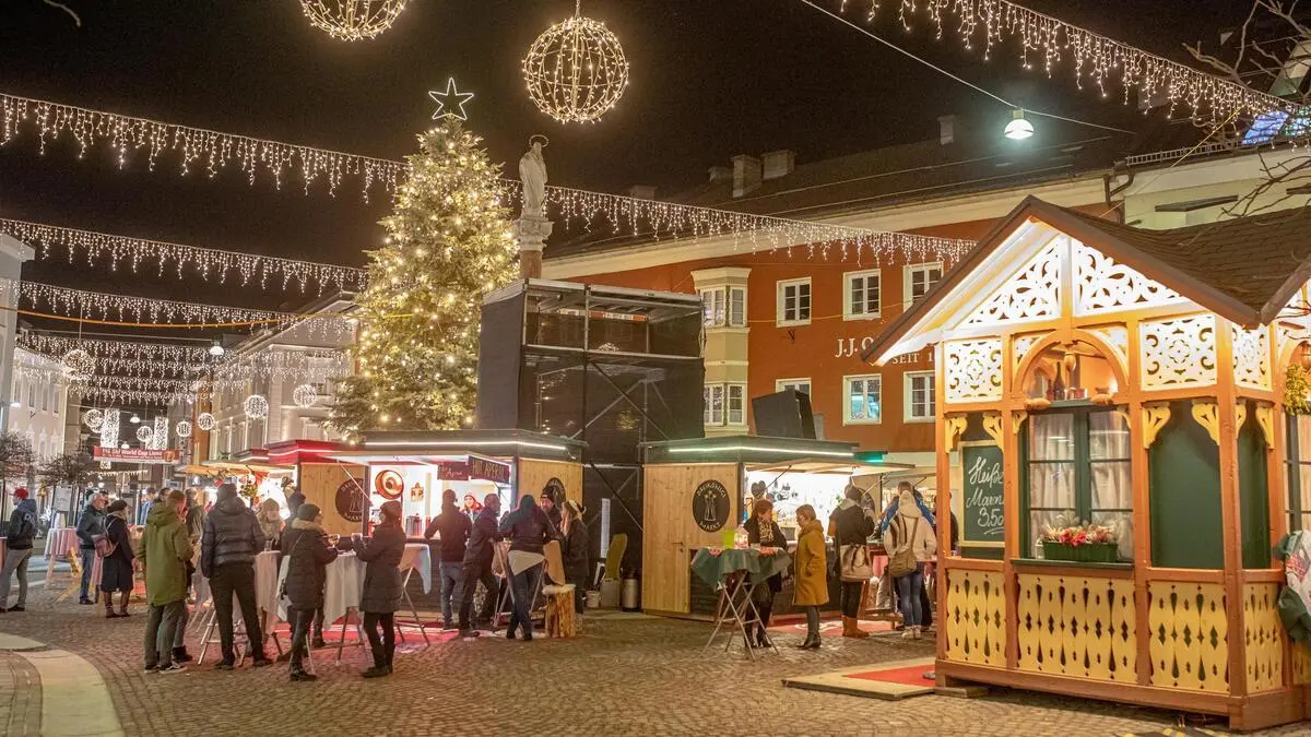 Hütten auf einem Weihnachtsmarkt | Es weihnachtet in Lienz