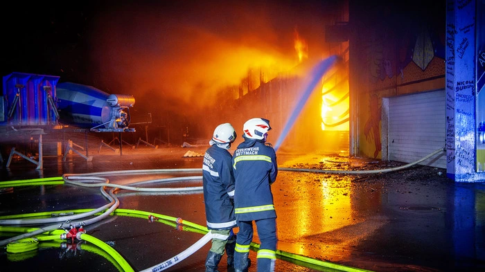 Als die ersten Feuerwehren zur Müllentsorgungsfirma in Mettmach eintrafen, stand eine Halle bereits in Vollbrand.