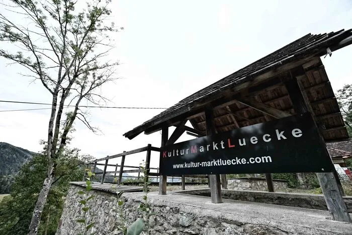 Gespielt wird im Pflegerhauskeller heuer „Shutter Island“, nach einem 2003 erschienenen Roman des US-amerikanischen Schriftstellers Dennis Lehane aus dem Genre Psychothriller.Die Kleine Zeitung war bei der Probenarbeit dabei