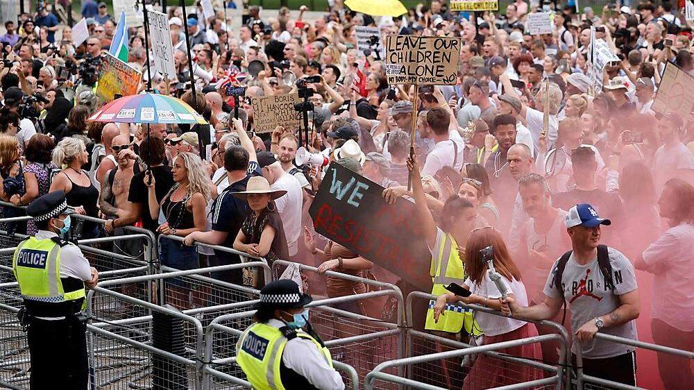 Proteste in der Downing Street gegen die verlängerten Lockdown-Regelungen