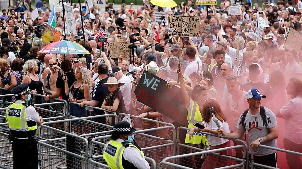 Proteste in der Downing Street gegen die verlängerten Lockdown-Regelungen