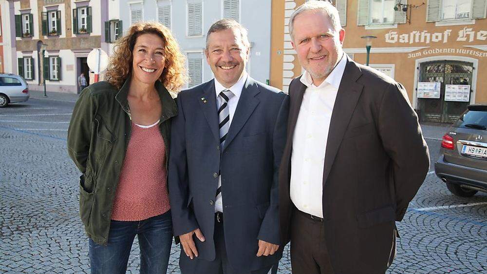 Bürgermeister Johann Schirnhofer mit den Schauspielern Adele Neuhauser und Harald Krassnitzer beim Dreh in Pöllau