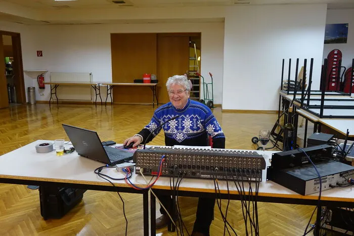 Am anderen Ende des großen Saals im Köflacher Volksheim sitzt Tontechniker Franz Hiden an seinem Mischpult.