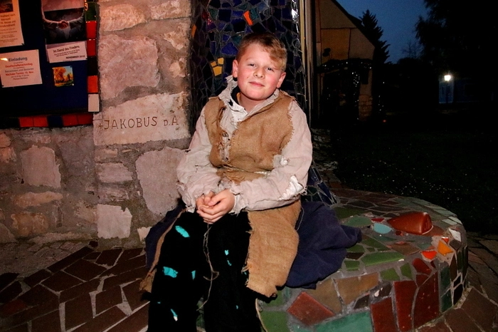 Im stimmungsvollen Ambiente bei der Barbarakirche stellten Sieglinde und Andreas Gmoser von der Ritterschaft in prächtigen Gewändern gemeinsam mit Kindern und auch Erwachsenen die Erzählung über den Heiligen in sehr anschaulicher Weise nach.