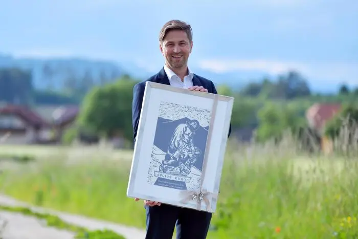Gerald Hartmann mit dem Julius-Kugy-Preis, den der Geopark 2025 gewann
