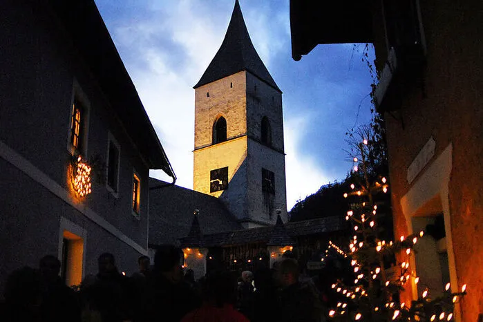 Steiermark. Durch den ganzen Ort zieht sich der Adventmarkt in Pürgg  bei Trautenfels. Die Aussteller haben nämlich keine "Stände" im herkömmlichen Sinn, sondern dürfen die Ställe, Garagen, Tennen und Häuser der Pürgger Einwohner benutzen. www.pürgg.at