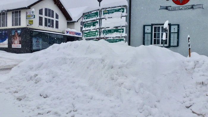 Bis zu 50 Zentimeter leichter Pulverschnee kam über Nacht in Tröpolach in Hermagor zusammen. Die Räumfahrzeuge sind im Dauereinsatz.