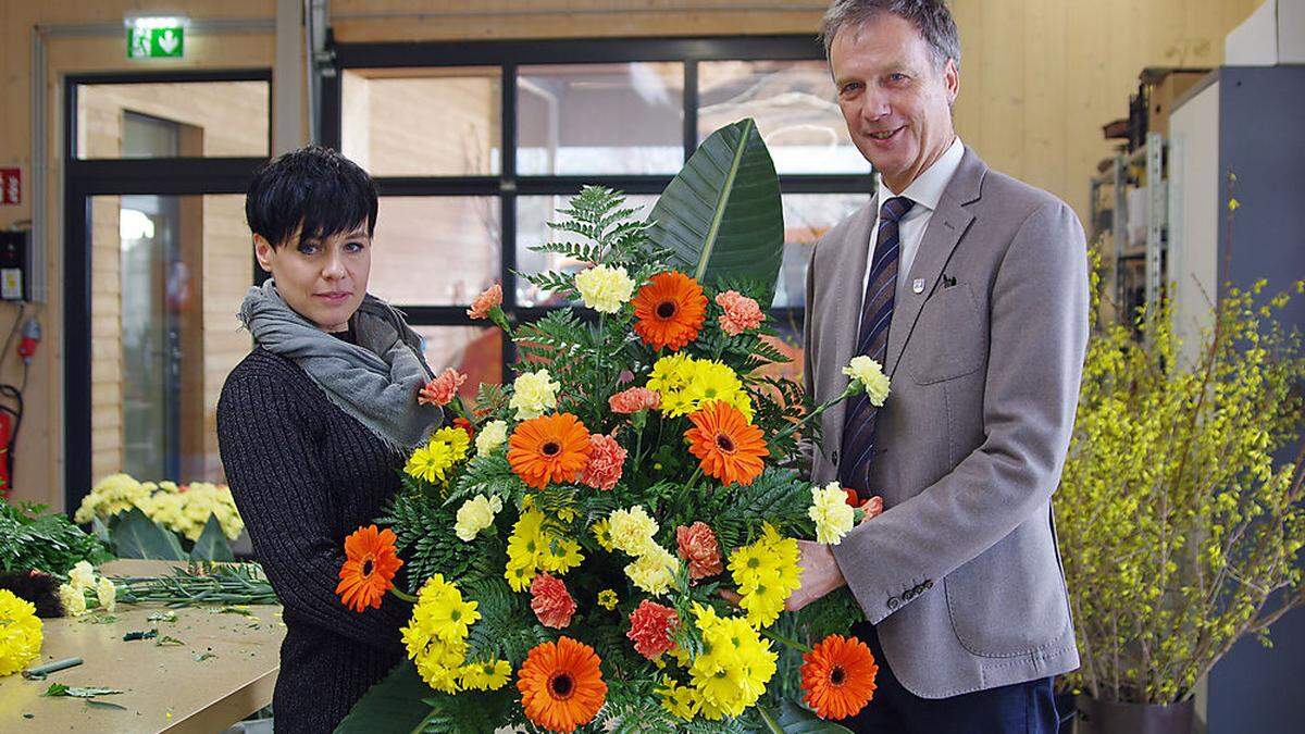 Stadtgärtnerin Petra Leichtfried, Bürgermeister Fritz Kratzer: Neben Blumen wird es auch Obst und Gemüse geben