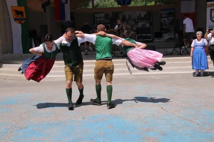 Die vielen Besucher genossen das traumhafte Ambiente des Stadtparkes, auch Bürgermeister Jochen Bocksruker war wieder mitten drin. Eingeleitet wurde der Fest-Sonntag mit der Hüttenmusi der Glasfabriks- und Stadtkapelle Bärnbach, die Volkstanzgruppe St. Johann, das „Duo Melody Christa und Fredy“ sowie der Chor der Mittelschule Bärnbach ernteten tosenden Applaus. 