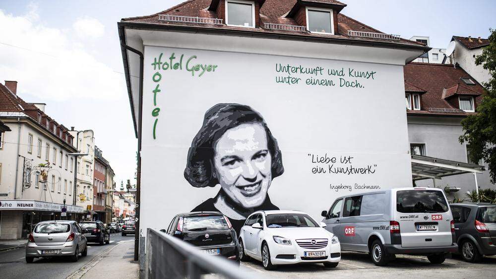 Die Hausfassade mit dem Porträt von Ingeborg Bachmann wird wohl bald dem Bagger zum Opfer fallen. Dafür erhält Klagenfurt einen nach ihr benannten Park