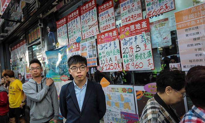 Der Pro-demokratische Aktivist Joshua Wong Sonntagmorgen  in der Wahlschlange 