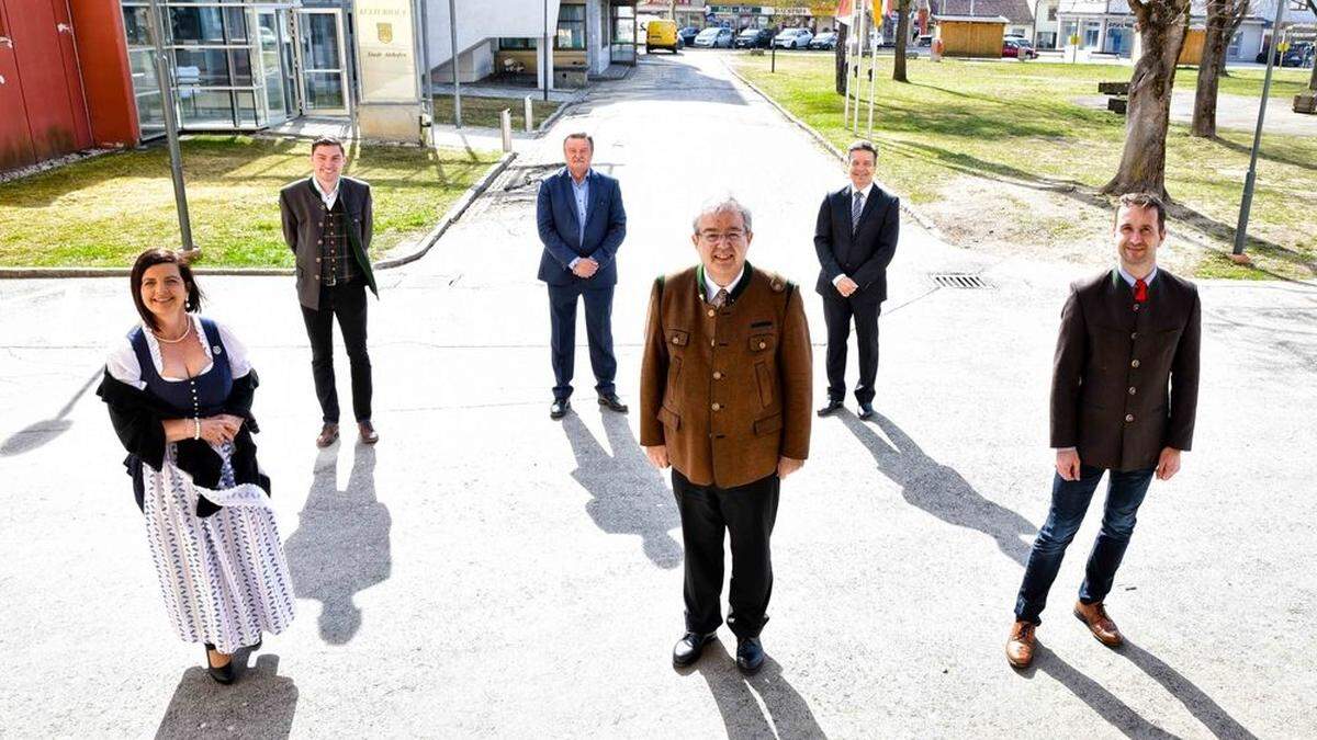 Die neue Führung der Stadt Althofen: Zemrosser (Mitte vorne) mit Hofstätter und Baumgartner. Hinten von links: Leitner,Trampitsch, Strutz