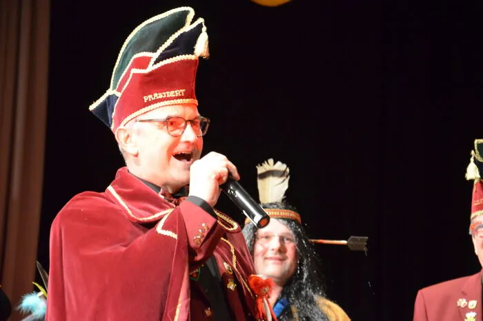 Harald Reiter, Präsident des Faschingsclubs, verlieh die Ehrenmedaillen.