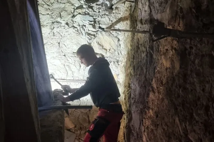 Mit rund 1,8 Meter langen Ankerstangen wurden die beschädigten Mauerteile fixiert.