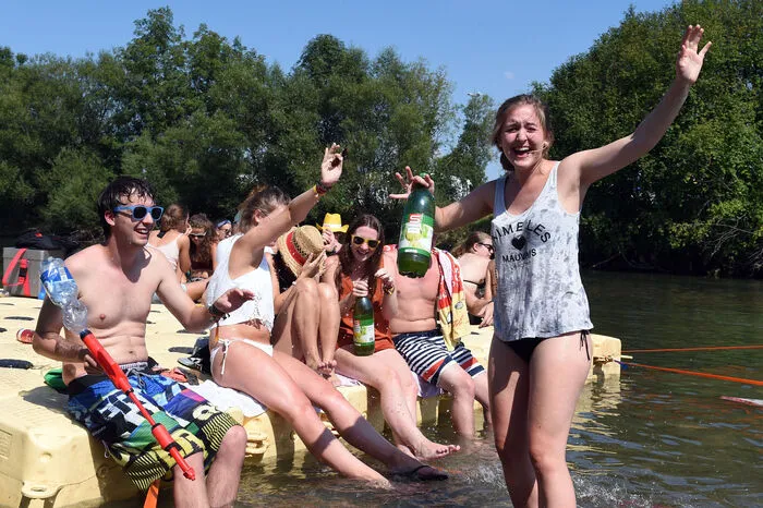 Perfektes Festivalwetter zum Auftakt machte es möglich, dass die Camper das Gelände an der Traisen optimal nutzen können - zum Chillen ...