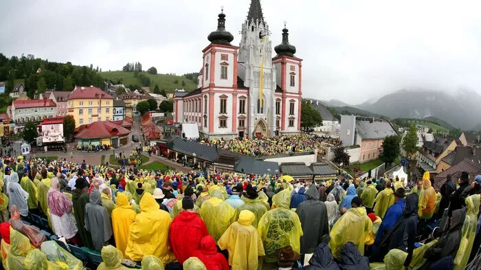 8. September 2007: An die 30.000 Gläubige sind nach Mariazell gekommen, um mit Benedikt XVI. das 850-Jahr-Jubiläums des Marienwallfahrtsortes zu feiern.