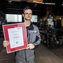 Hans Peter Grabner mit seiner Ehrenurkunde