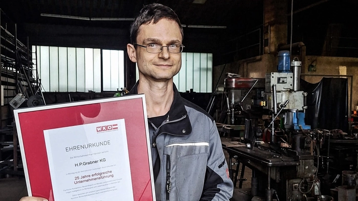 Hans Peter Grabner mit seiner Ehrenurkunde