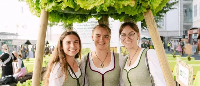 Die steirischen Weinhoheiten Sandra Purkhart, Cäcilia Skoff und Julia Perner unter der Krauthäuptel-Krone