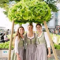 Die steirischen Weinhoheiten Sandra Purkhart, Cäcilia Skoff und Julia Perner unter der Krauthäuptel-Krone
