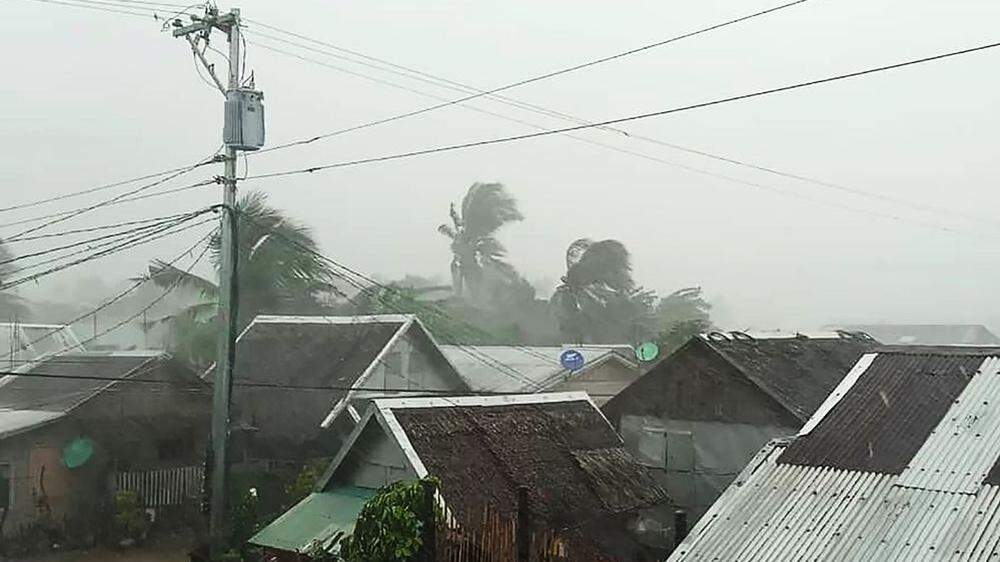 Tropischer Wirbelsturm steuert auf die Philippinen zu