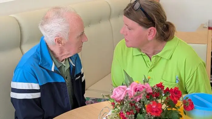 Karin Hofer (r.) arbeitet nach einem erfolgreichen Jobwechsel in der Pflege