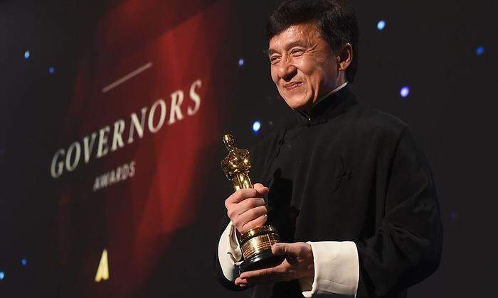 Jackie Chan begann seine Karriere schon als Kind. Seitdem hat er in etwa 150 Filmen mitgewirkt; als Schauspieler, Filmproduzent, Drehbuchautor, Filmregisseur, Stuntman, Sänger. Er erhielt den Ehrenoscar für sein Lebenswerk