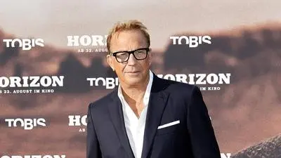 Kevin Costner vor einem Plakat zum Film „Horizon“ | Kevin Costners „Horizon“-Saga floppte an den Kinokassen