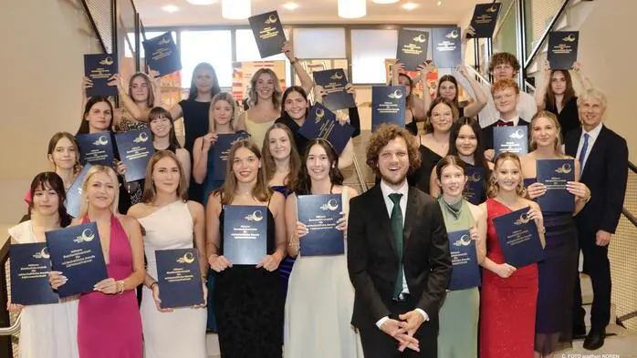 26 Maturantinnen und Maturanten legten an der HLW Voitsberg erfolgreich ihre Abschlussprüfung (praktisch, Präsentation der Diplomarbeit, schriftlich und mündlich) ab. Direktor Karlheinz Sanz hob die erbrachten Leistungen hervor: Acht Maturanten schlossen mit ausgezeichnetem und neun mit gutem Erfolg ab. Sanz legte ihnen allen ans Herz, weiterhin ehrgeizig zu bleiben und sich im Sinne des lebenslangen Lernens stetig weiterzuentwickeln. Nach der feierlichen Überreichung der Reife- und Diplomprüfungszeugnisse bedankten sich die Schülerinnen Carina Kürbisch und Marie-Sophie Roll stellvertretend für die gesamte Klassengemeinschaft bei den Eltern und beim Schulteam mit einer emotionalen Rede. Sie betonten, wie wertvoll es für sie war, sich in ihrer Schulzeit nie allein gefühlt zu haben, wissend dass ihre Familien, Lehrerinnen und Lehrer stets mit einem hörenden Ohr und einer helfenden Hand zur Stelle waren.