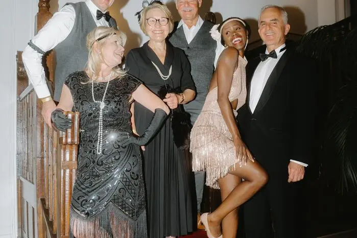 Rund 100 Gäste feierten bei der Great Gatsby Night bis in die frühen Morgenstunden – mit Jazz, Champagner, Tanz und einem Gefühl von Lebensfreude, das an jene legendäre Ära erinnerte, der der Abend gewidmet war.