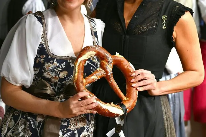 Maria Hauser und Laura Wontorra 