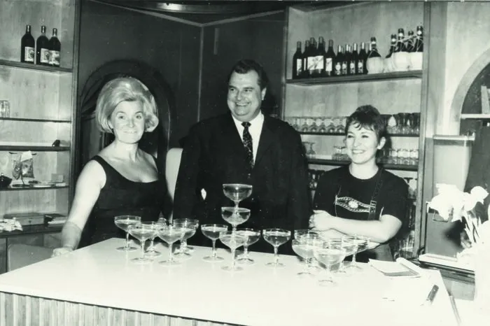 Walter Rossmann mit seiner Frau Johanna (links) und deren Schwester hinter der Theke.
