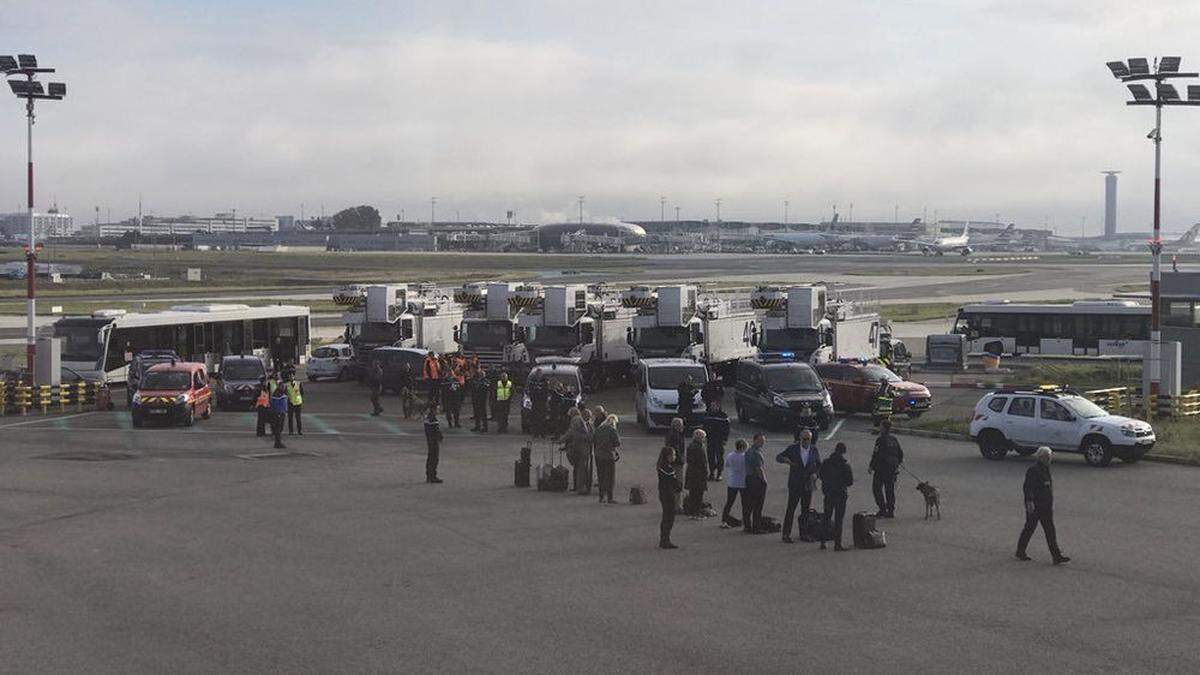 Die Passagiere mussten warten, während das Flugzeug durchsucht wurde.