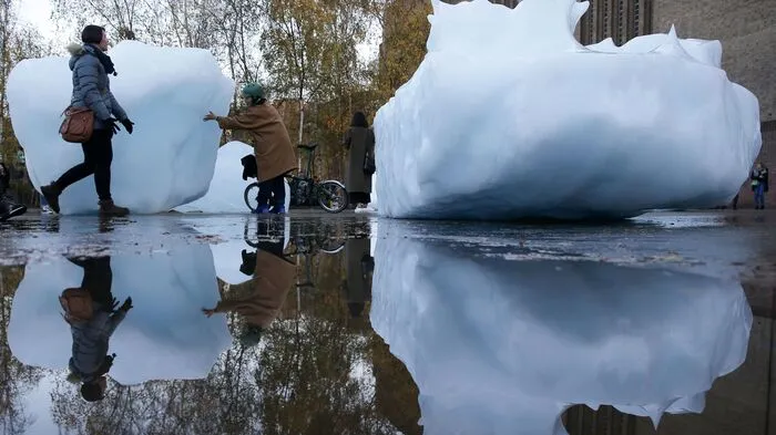 Klimawandel, alltäglich wirkend, aber noch immer nicht in den Köpfen der Menschen angekommen. Der isländische Künstler Olafur Eliasson versucht jetzt mit dem Kunstprojekt "Ice Watch" ...