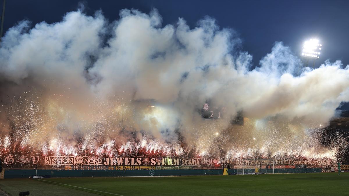 Der Einsatz von Pyrotechnik ist bei Fußballspielen verboten.