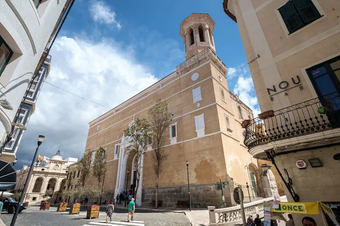 Die Inselhauptstadt Maó lädt mit verträumten Gassenzum Verweilen ein. Zu empfehlen ist auch ein Besuch in Ciutadella.