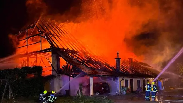 Ein Wirtschaftsgebäude steht im Vollbrand