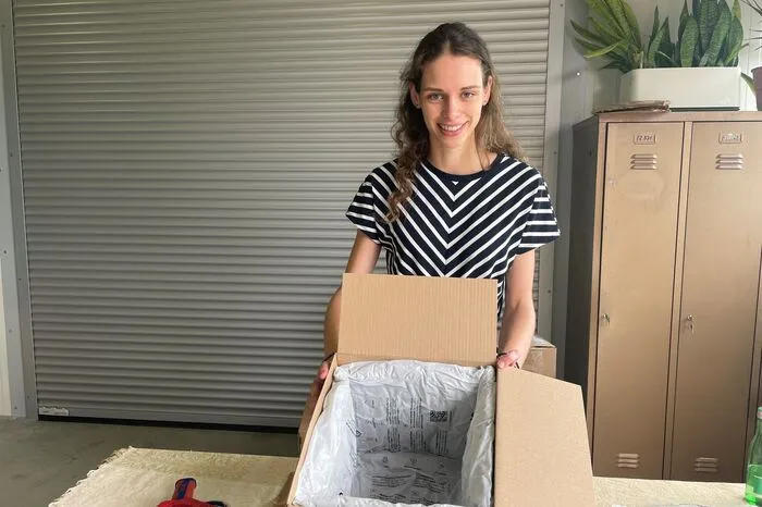 Mitarbeiterin Sandra Rechberger mit den passgenauen Inlays