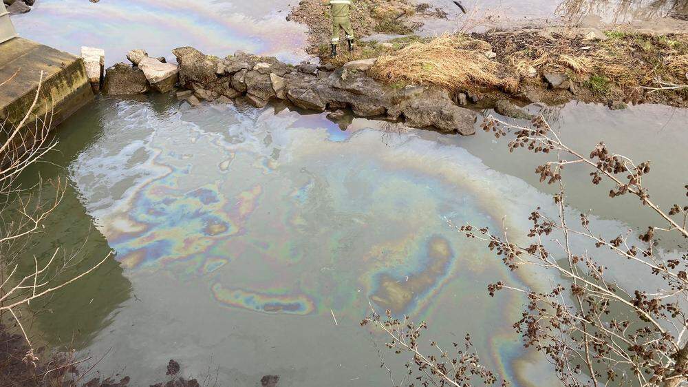 Erneut entdeckte ein Spaziergänger einen Ölfilm auf der Raab
