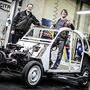Fachmänner für Federvieh: Stefan Lurf und Ernst Miller stehen auf Citroëns 2CV