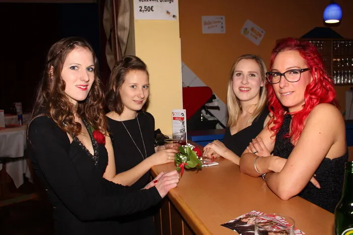 Nach der offiziellen Eröffnung sorgten die Musiker von den „Grazer Spatzen“ für den richtigen Sound. Kulinarische Schmankerln, eine Cocktailbar und ein Riesen-Glückshafen mit wertvollen Sachpreisen und Gutscheinen rundeten den Ballabend ab.