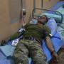 Ein verletzter ukrainischer Soldat liegt auf einer Krankenhaustrage