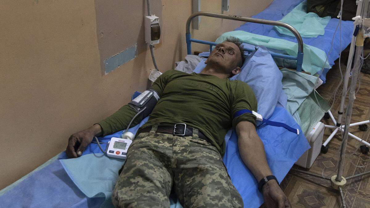 Ein verletzter ukrainischer Soldat liegt auf einer Krankenhaustrage
