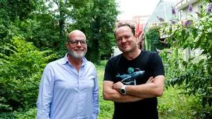 Anwalt Gregor Kohlbacher (links) und Anrainer Matthias Schüssler auf dem Grundstück, das bebaut werden soll